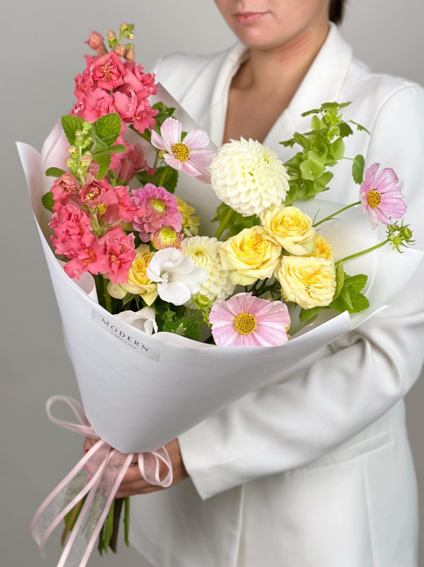 НЕЖНЫЙ БУКЕТ С ГЕОРГИНОМ И ПИОНОВИДНОЙ РОЗОЙ