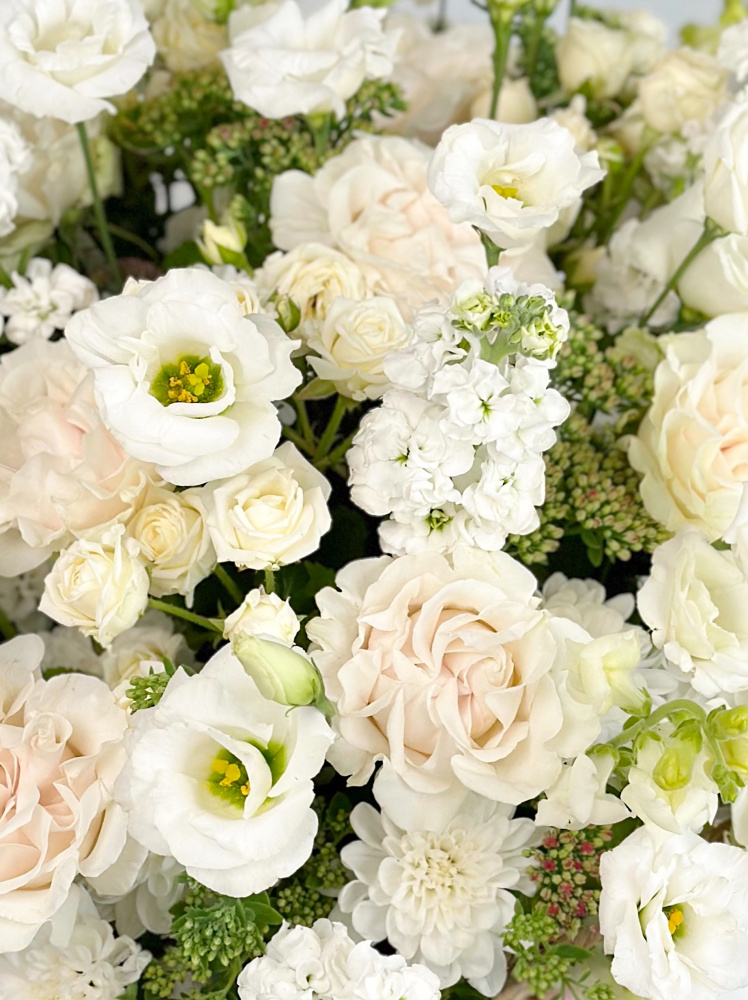 ПИОНОВИДНАЯ РОЗА, ЭУСТОМА, МАТТИОЛА В БОЛЬШОЙ ПЛЕТЕНОЙ КОРЗИНЕ