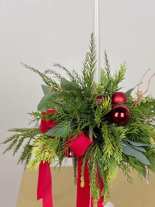 ХВОЯ В БОКАЛЕ СО СВЕЧЕЙ В КРАСНОМ ОТТЕНКЕ