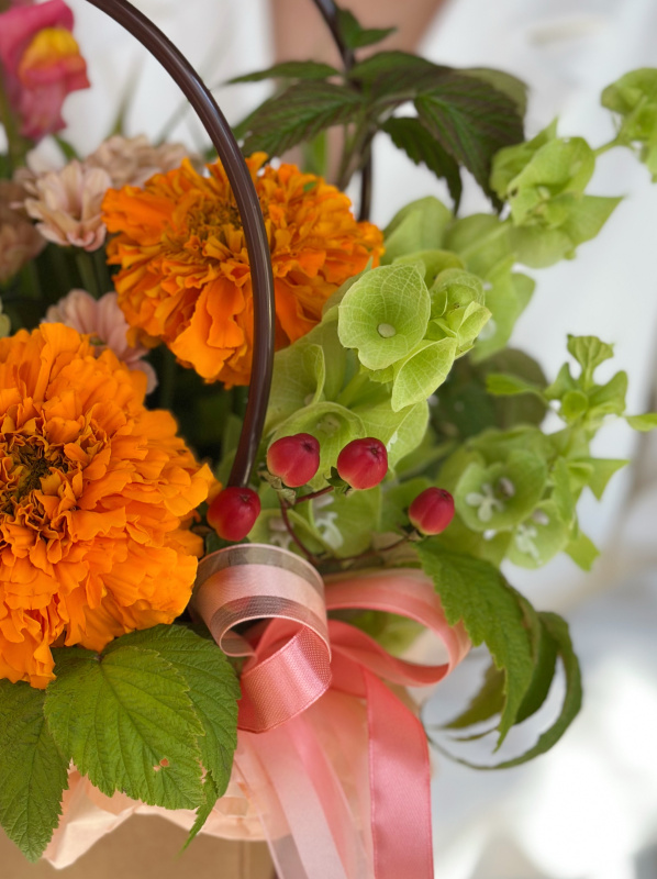 КОМПОЗИЦИЯ С ОСЕННИМИ ФЕРМЕРСКИМИ ЦВЕТАМИ