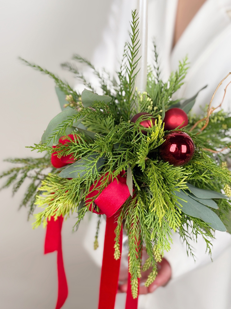 ХВОЯ В БОКАЛЕ СО СВЕЧЕЙ В КРАСНОМ ОТТЕНКЕ