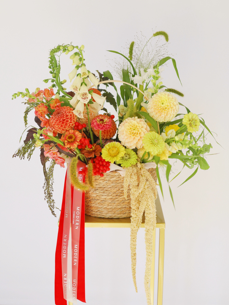 КОРЗИНА С ГЕОРГИНАМИ, НАПЕРСТЯНКОЙ И АМАРАНТОМ КОРЗИНА С ГЕОРГИНАМИ, НАПЕРСТЯНКОЙ И АМАРАНТОМ