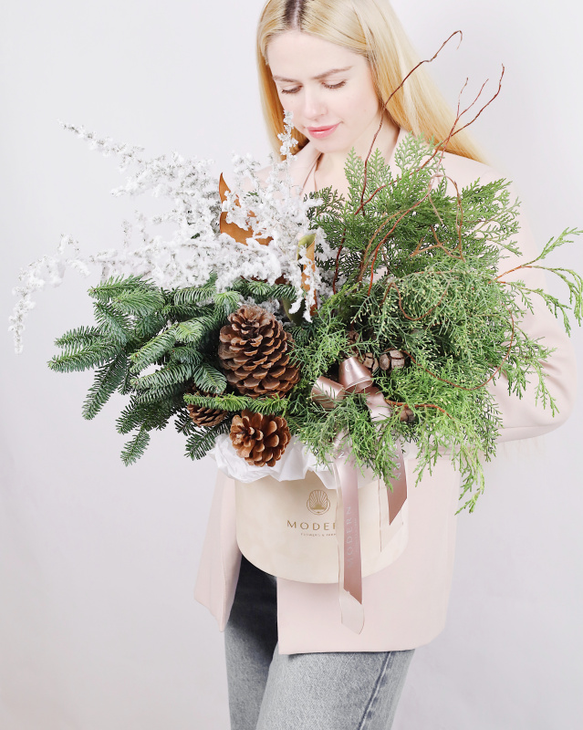 ХВОЙНЫЙ МИКС В БАРХАТНОЙ КОРОБКЕ С ЗАСНЕЖЕННЫМ АСПАРАГУСОМ И БОЛЬШИМИ ШИШКАМИ