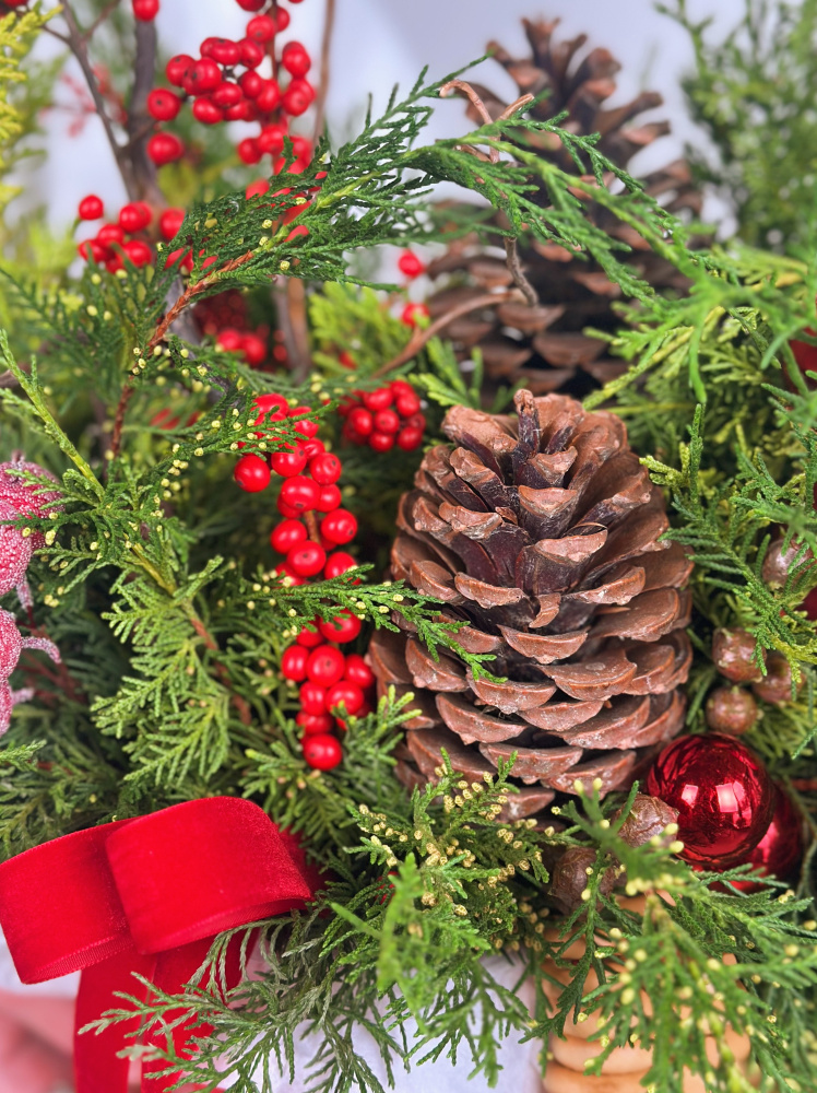 БОЛЬШАЯ КОМПОЗИЦИЯ ИЗ ХВОИ И ИЛЕКСА В РУССКОМ СТИЛЕ