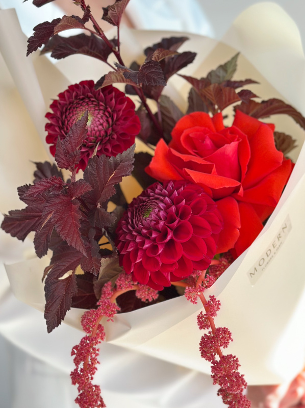 БУКЕТ С ГЕОРГИНАМИ, РОЗОЙ И АМАРАНТОМ