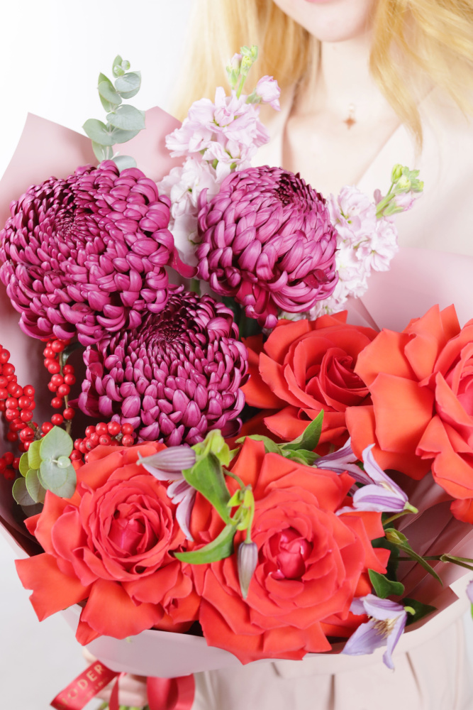 ЯРКИЙ БУКЕТ С ХРИЗАНТЕМОЙ, ИЛЕКСОМ И ФРАНЦУЗСКОЙ РОЗОЙ