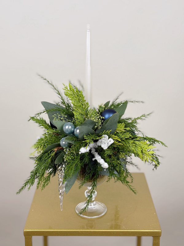 ХВОЯ В БОКАЛЕ СО СВЕЧЕЙ В СИНЕМ ОТТЕНКЕ