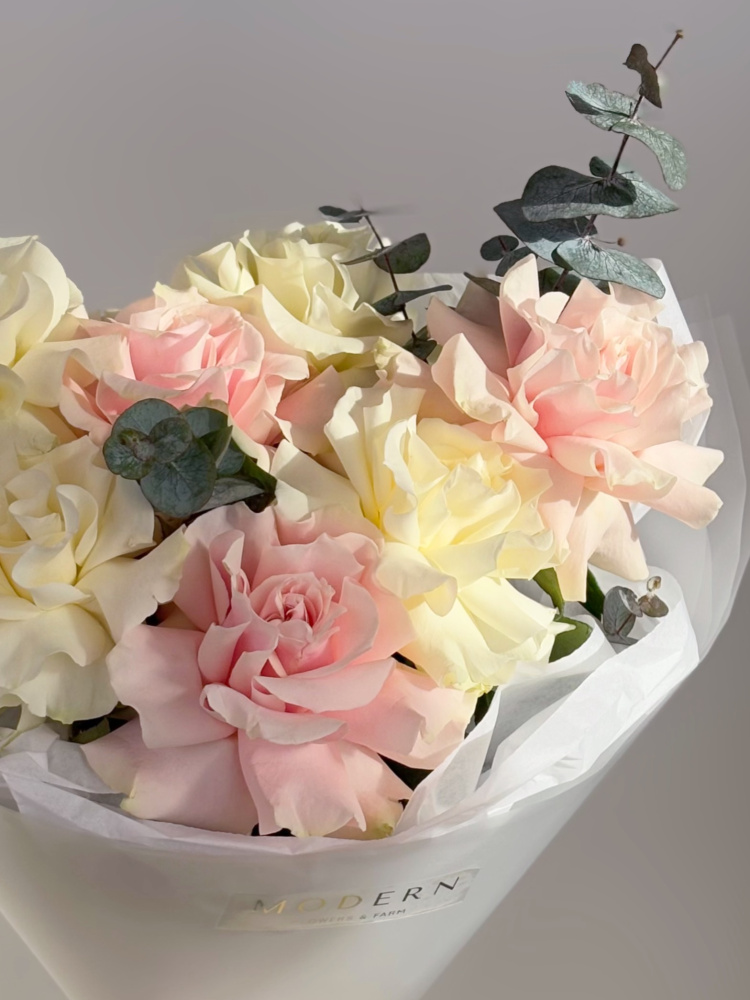 БУКЕТ ФРАНЦУЗСКИХ РОЗ И ЭВКАЛИПТА