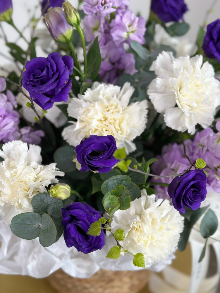 АРОМАТНАЯ МАТТИОЛА, ЭУСТОМА, ВЕСЕННИЕ ВЕТОЧКИ В ПЛЕТЕНОЙ КОРЗИНЕ