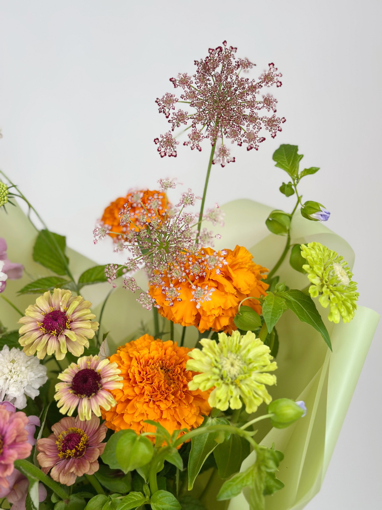 БУКЕТ С ЦИННИЕЙ И ДРУГИМИ ФЕРМЕРСКИМИ ЦВЕТАМИ