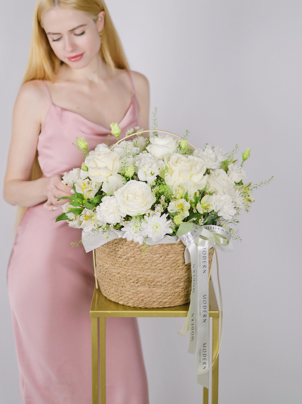 РОЗА, АЛЬСТРОМЕРИЯ, ЭУСТОМА В ПЛЕТЕНОЙ КОРЗИНЕ